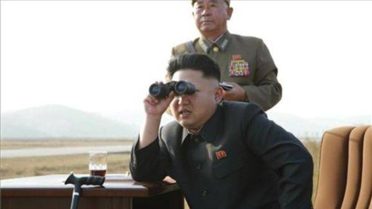 El líder norcoreano, Kim Jong-un, en una base aérea.