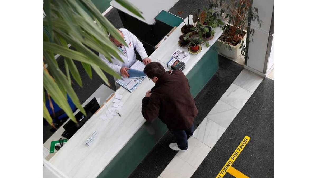El 80% de las peticiones de citas médicas se siguen realizando de forma presencial en los centros. JESÚS