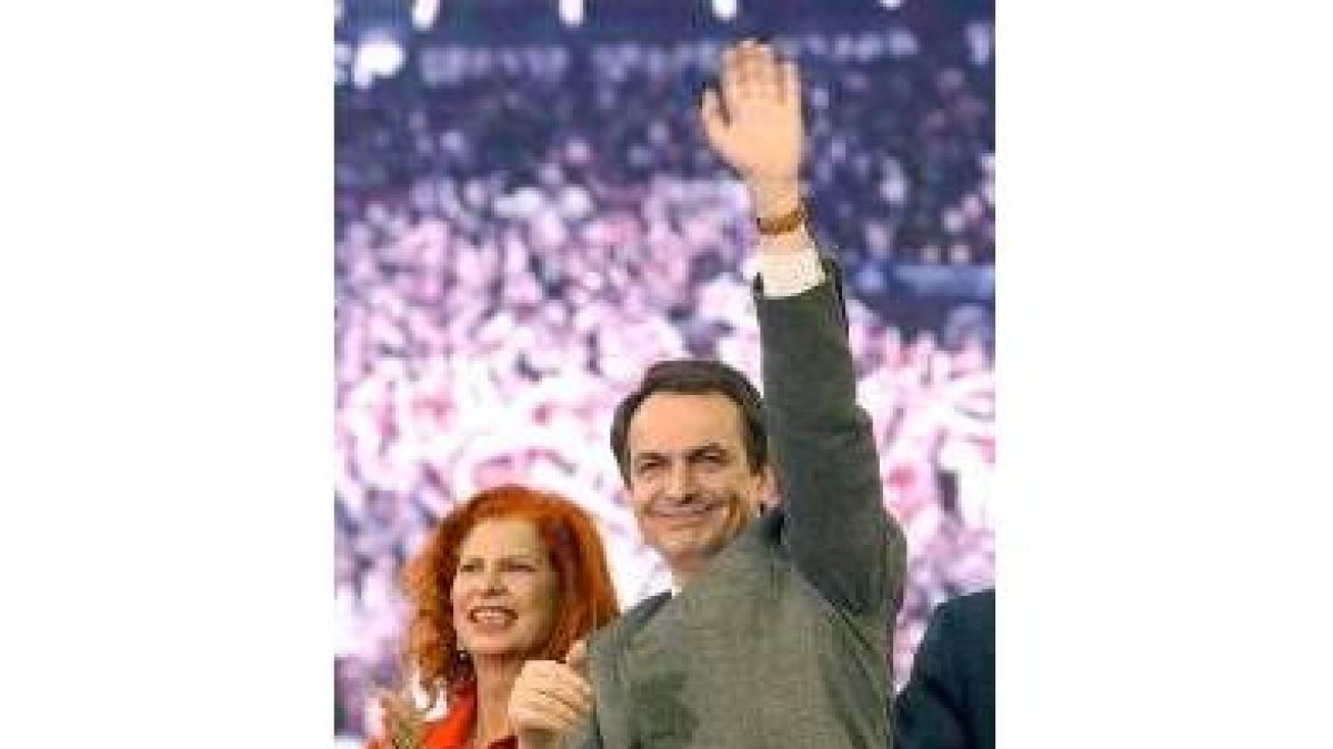 José Luis Rodríguez Zapatero saluda al público valenciano acompañado de Carmen Alborch