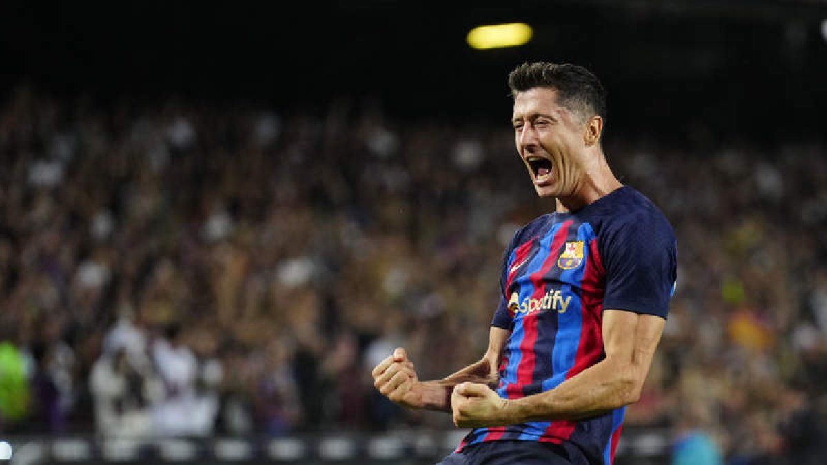 Lewandowski lideró el triunfo del Barcelona ante el Villarreal. E. F.