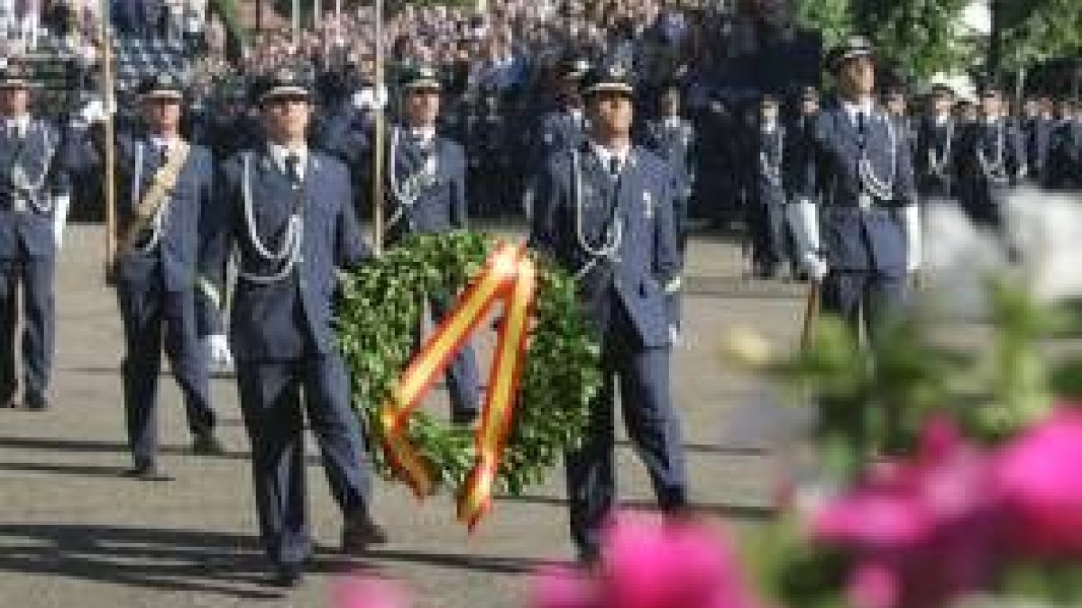 Un momento del emotivo acto de homenaje a los caídos por España
