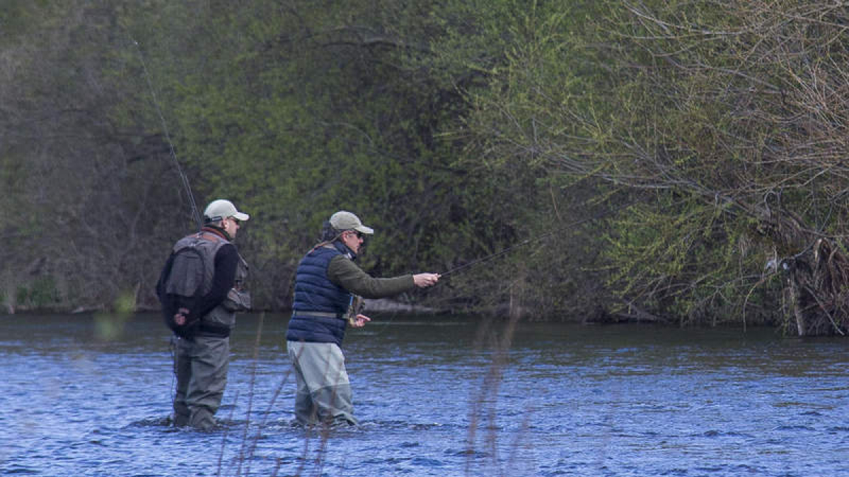 Dos pescadores en las aguas del río Órbigo a su paso por Hospital. FERNANDO OTERO PERANDONES