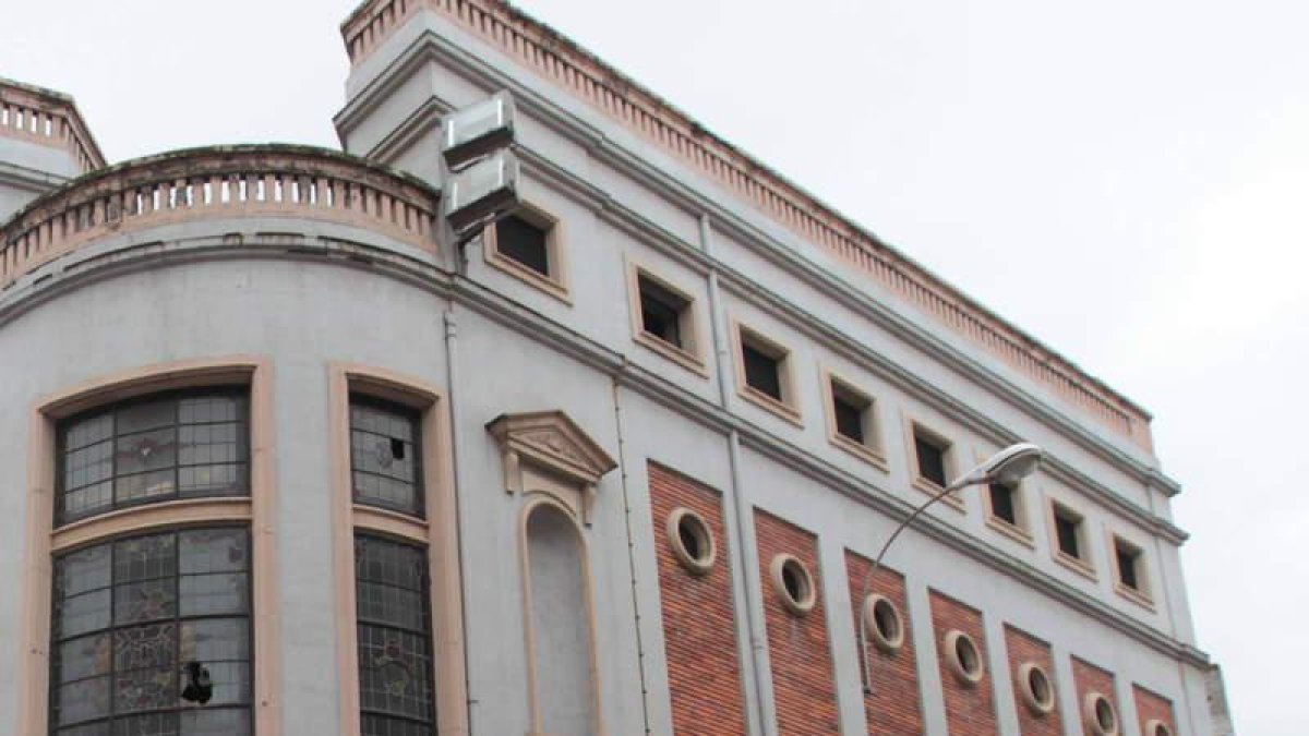 Detalle del exterior del Teatro Trianón.