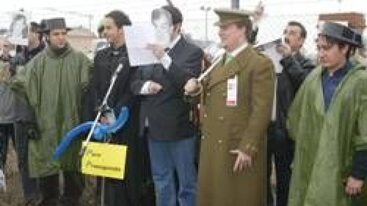 La caracterización de los socialistas recordaba inauguraciones de otras épocas y otra España