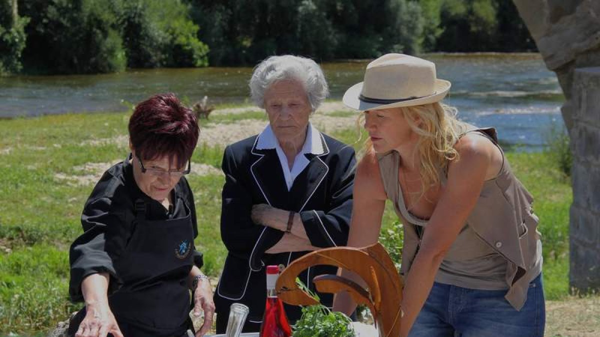 Ana Duato junto a las lugareñas Consuelo y Ester Salvadores, en Hospital de Órbigo .