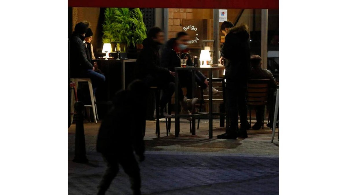 Personas en una terraza minutos antes de las ocho. FERNANDO OTERO