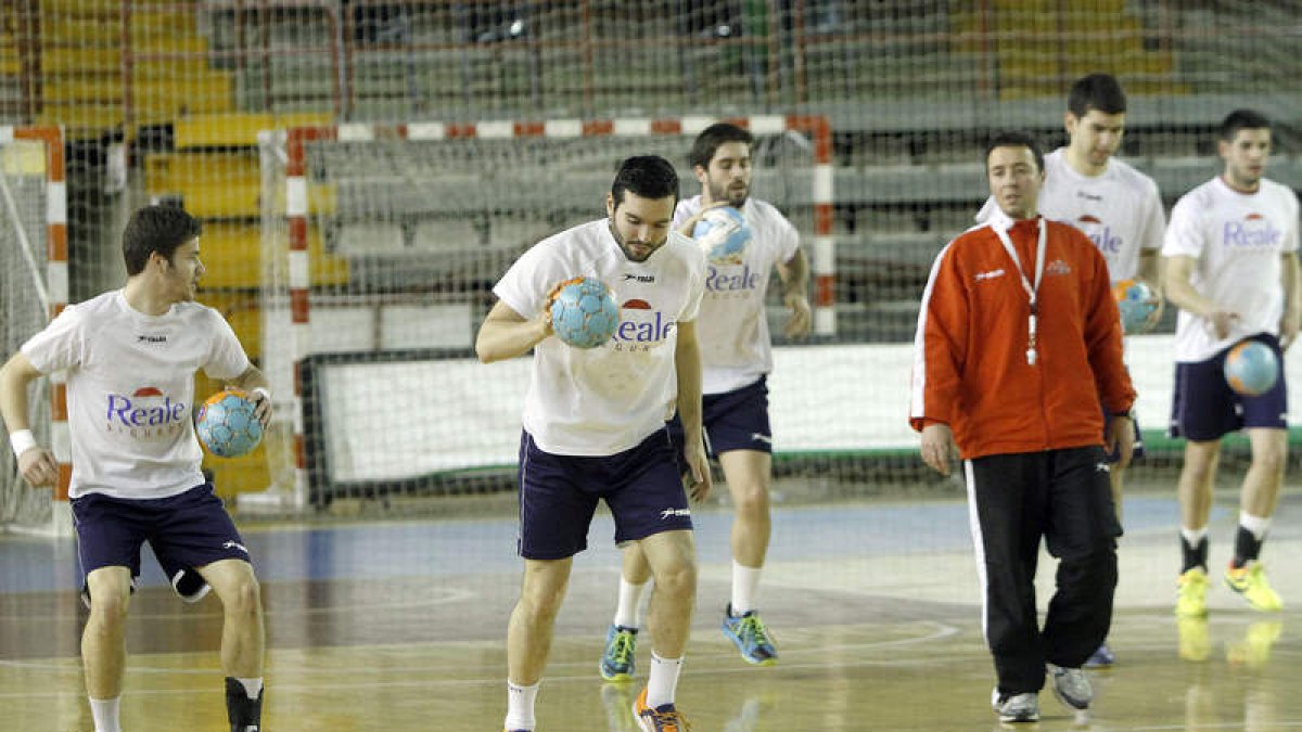 Jugadores como Carrillo o Juan Castro, ambos en el centro de la imagen, todavía no tienen clara su continuidad.