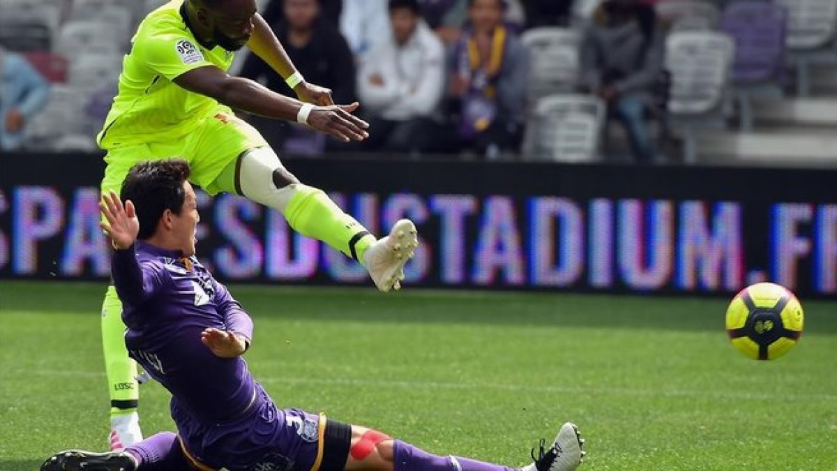 El defensa del Toulouse Shoji corta el avance del delantero del Lille Pepe.