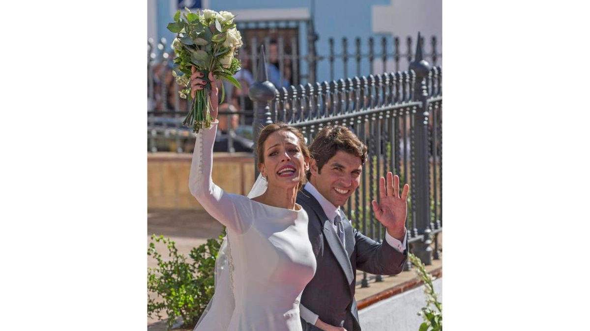 Eva González y Cayetano Rivera, el día de su boda. A la derecha, Carlos Felipe de Suecia y su mujer.