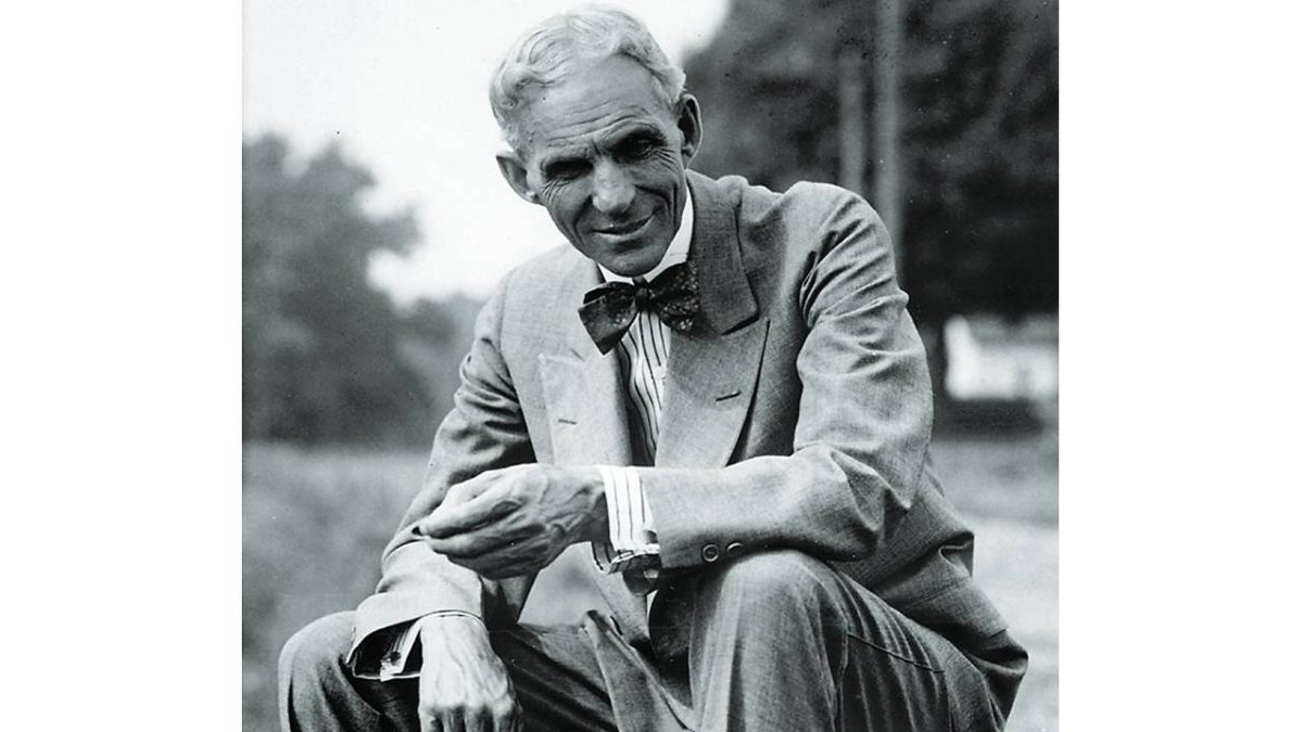 Henry Ford revolucionaría la industria del automóvil, y la sociedad del momento, con el primer coche fabricado en serie... el modelo «T»