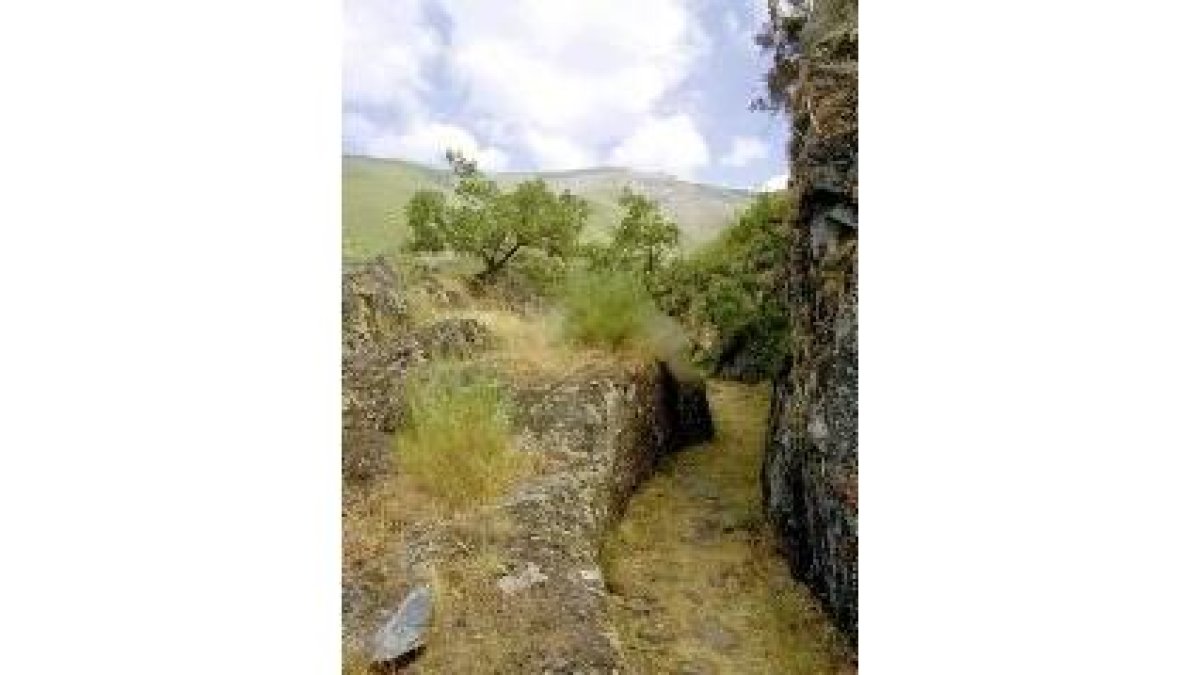 Uno de los canales cabreireses de época romana, el del Valle Airoso