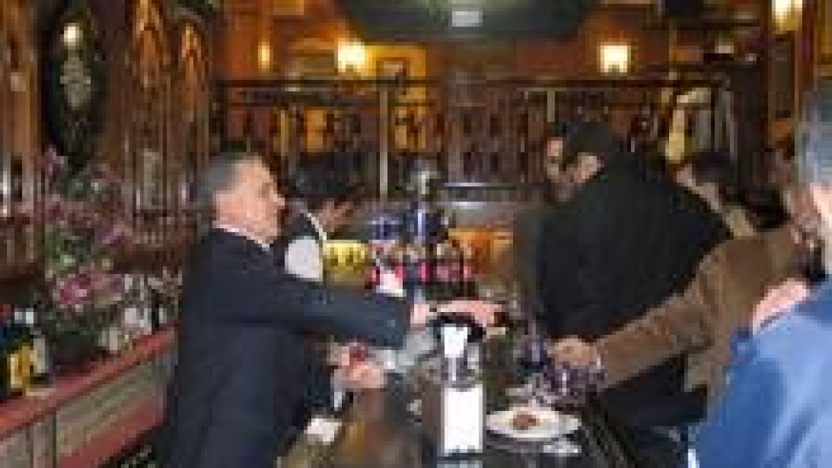 El propietario de la cafetería, Pepín, sirviendo a uno de sus clientes