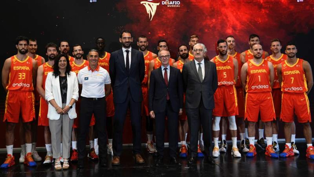 La selección, junto al ministro José Guirao. VICTOR LERENA