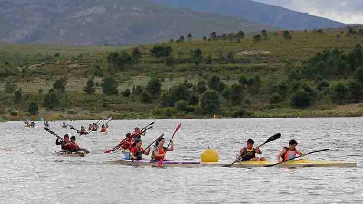 Los piragüistas en el embalse de Tabuyo del Monte.