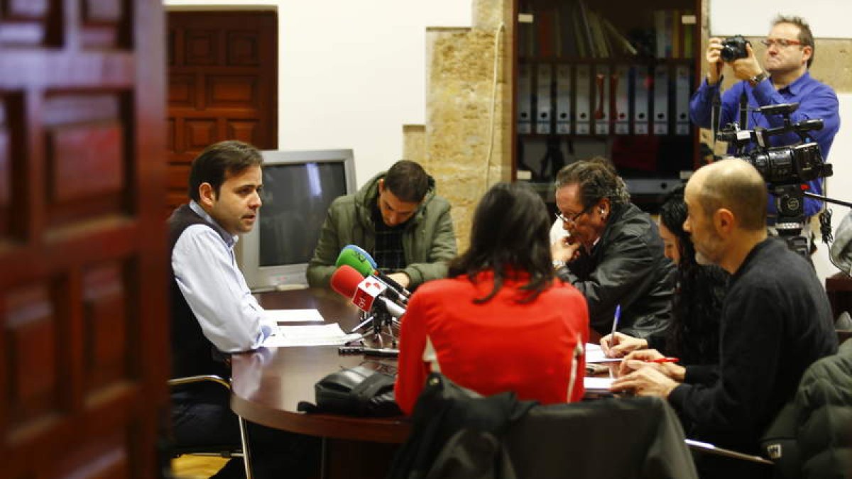 El secretario provincial del PSOE, Tino Rodríguez, ayer en la rueda de prensa en la Diputación.