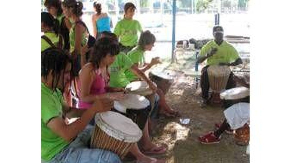 Varios jovenes practican en el taller de percusión