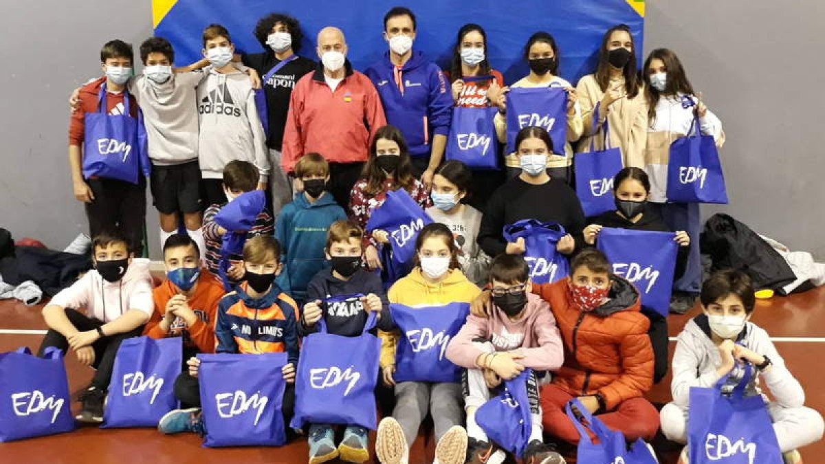 Imagen de los alumnos del IES Ordoño II junto al maestro y el técnico municipal. DL