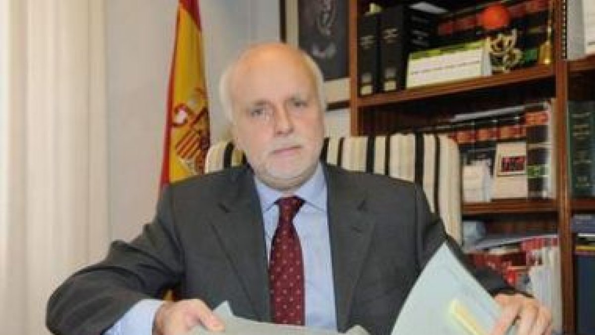 Alberto Álvarez presenta su candidatura a la presidencia.