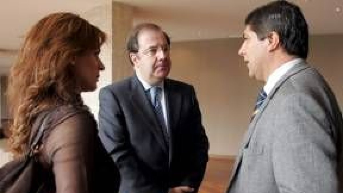 Clemente, Herrera y Fuentes, ayer antes del debate en el que se abordó la ayuda para la remolacha