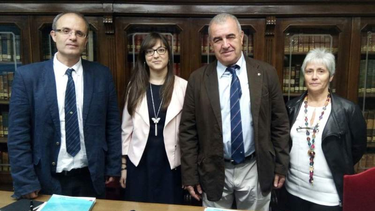La doctoranda, con los miembros del tribunal. DL