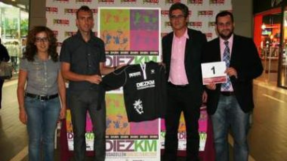 Rodríguez Picallo, Sergio Sánchez, Jaime Manzanedo e Ibán del Blanco, con la camiseta y el dorsal.
