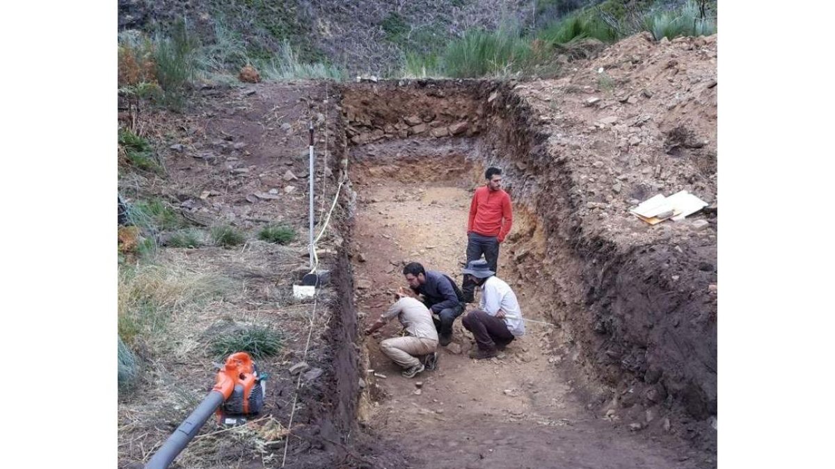 Arqueólogos del CSIC en el asentamiento de Candín