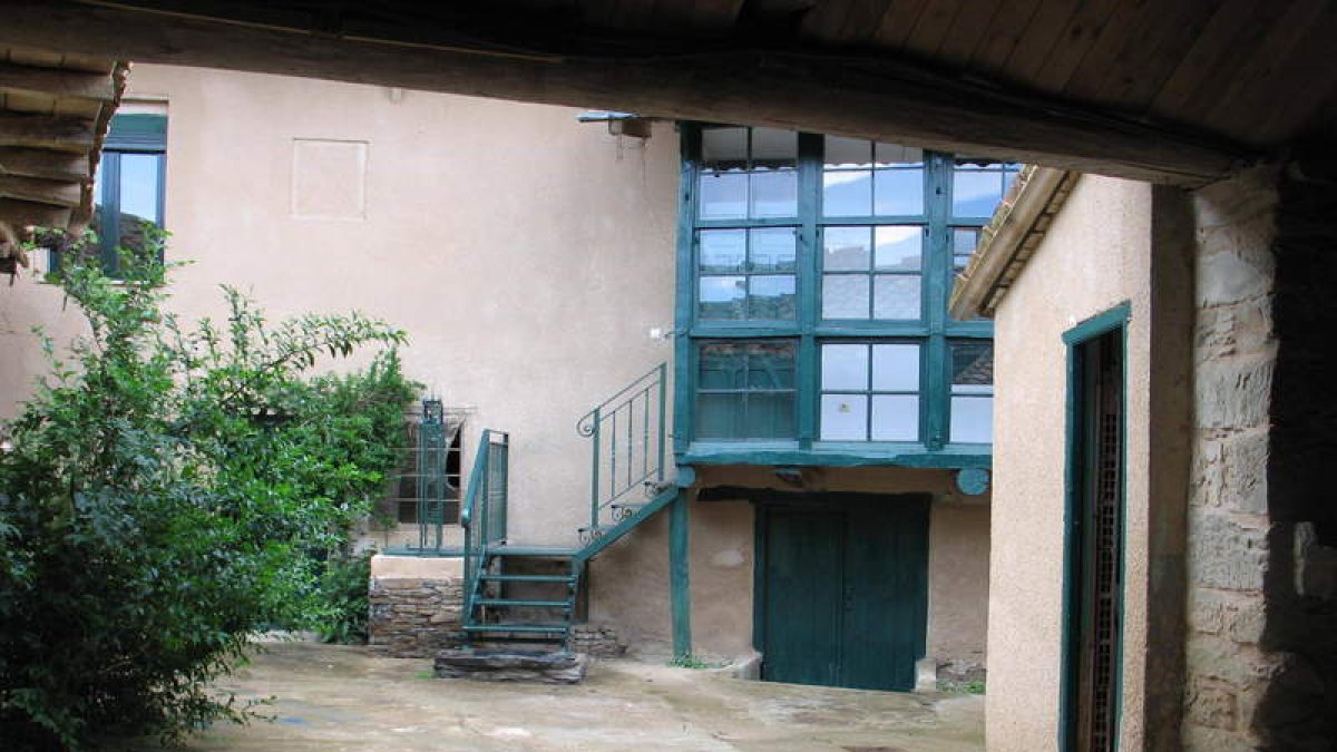 Patio de la casa rural La Dama de Alba, en Vega de Magaz. Corredor, acceso a las habitaciones, comedor y fachada exterior.
