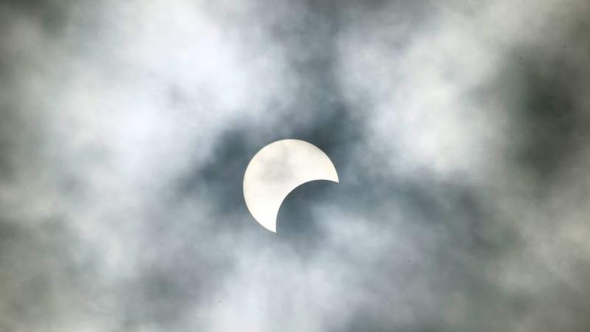 Imagen del eclipse anular de sol que ayer pudo verse desde Madagascar, África, Australia y Canarias. LEGNAN COULE