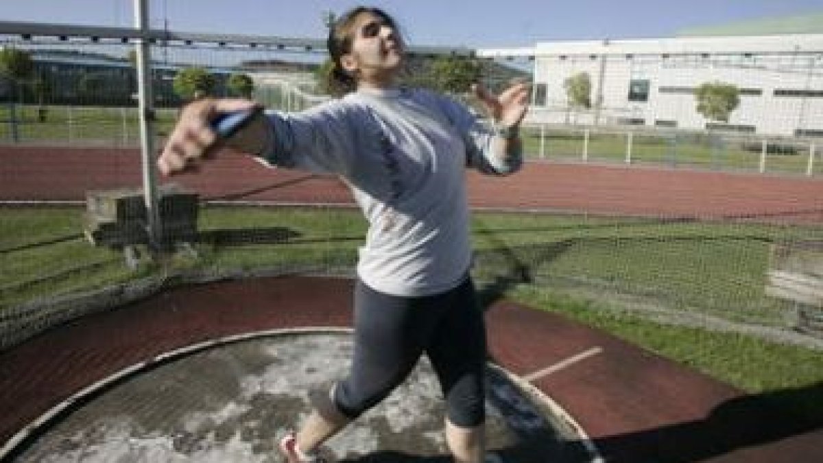 Sabina Asenjo, durante un entrenamiento en las instalaciones del Colomán Trabado.