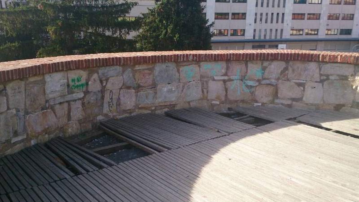 Aspecto que presentaba ayer la muralla en Ruiz de Salazar, con gran parte de las tablillas rotas o arrancadas del suelo.