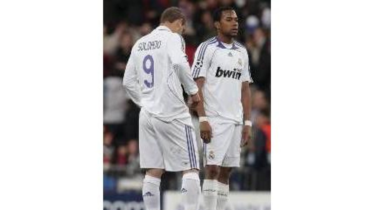 Soldado y Robinho, con gesto de decepción después de que el Madrid quedase fuera de la Champions