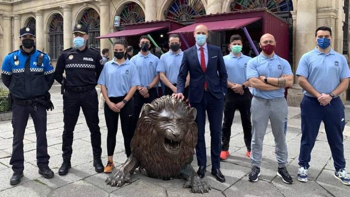 El alcalde, con los policías que acudirán al campeonato. DL