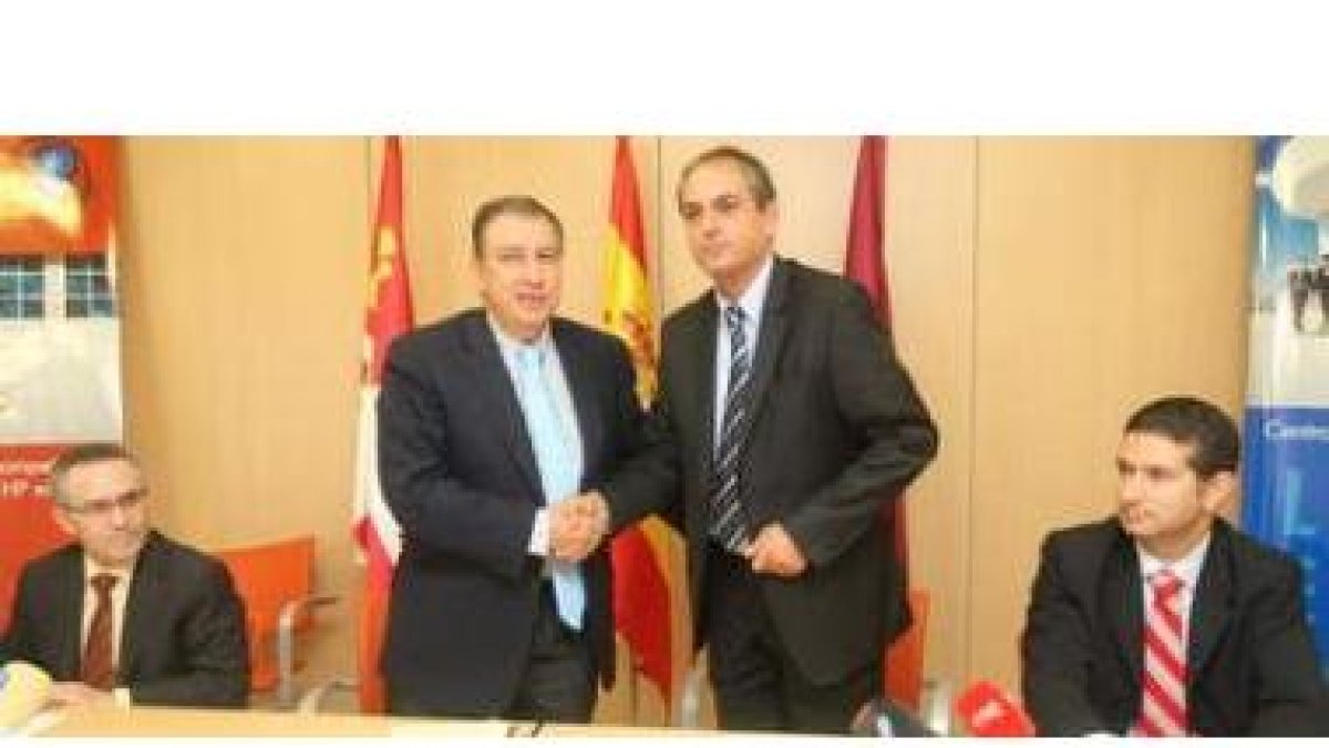 Juan José Mateos y José Antonio de Paz se saludan tras firmar el convenio ayer.