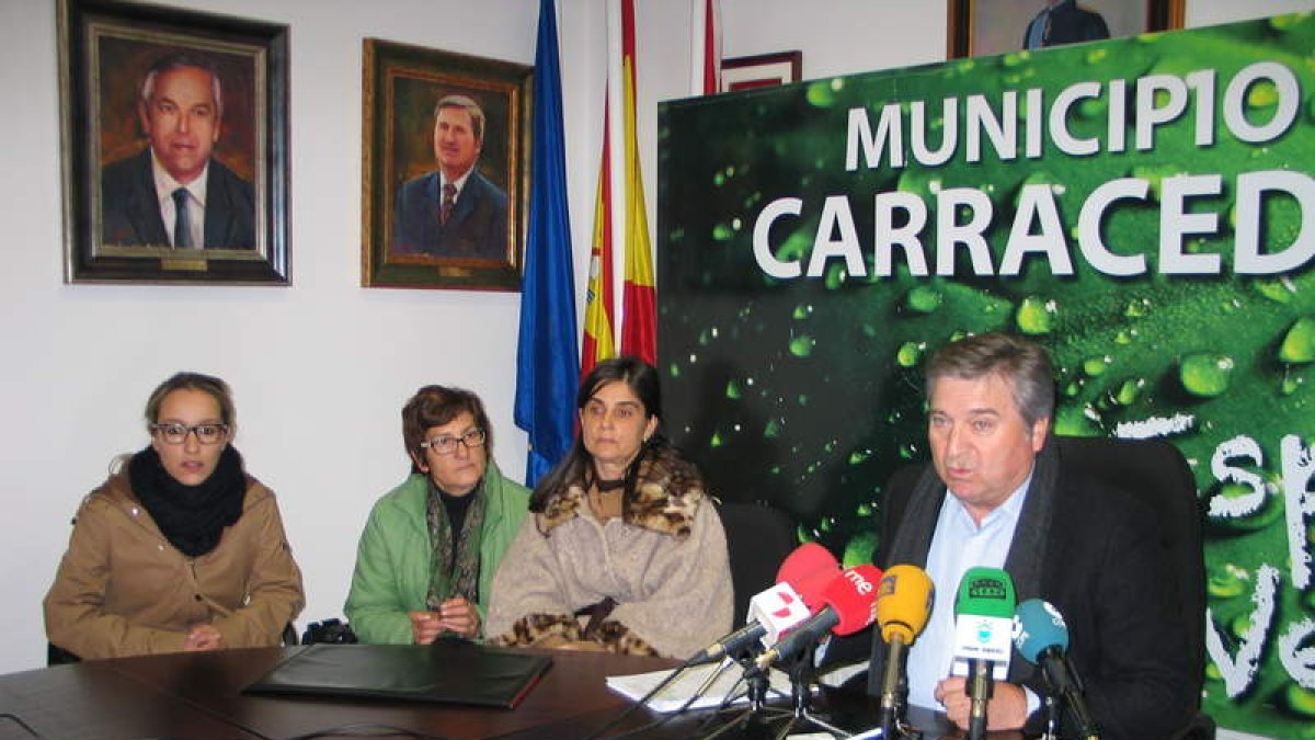 Equipo de gobierno de Carracedelo en la rueda de prensa de ayer.