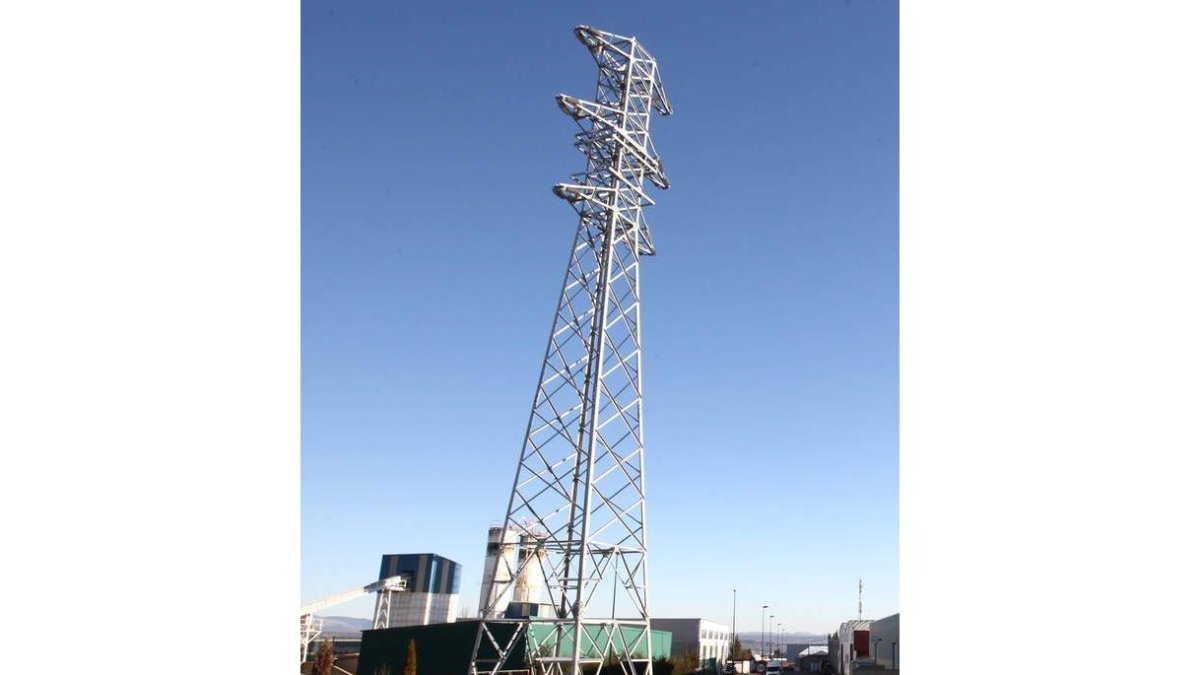 La torreta ya ha vuelto a ser levantada, pero sin cable.