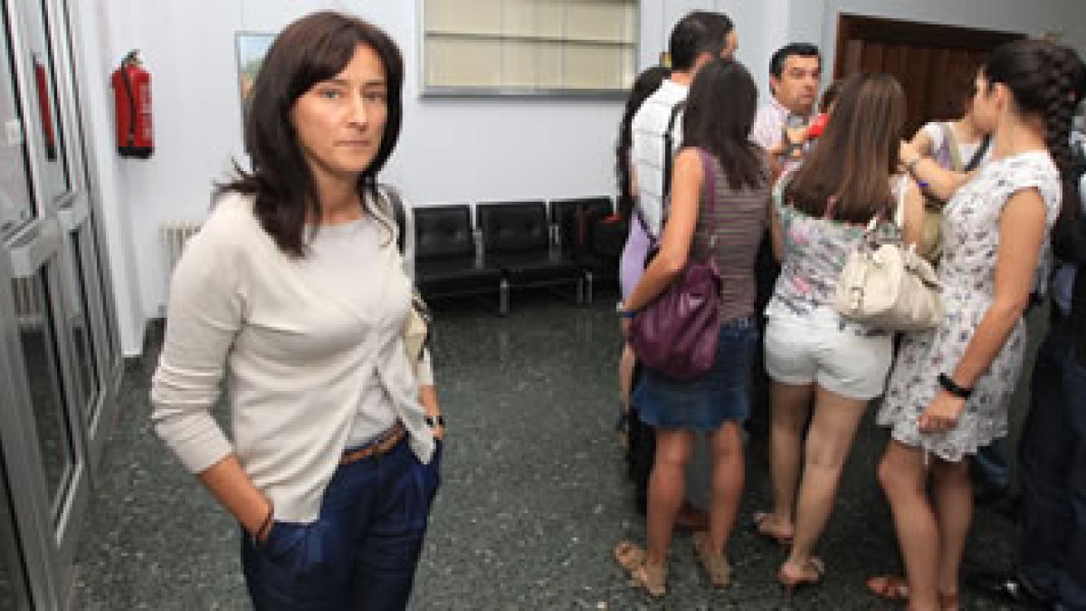 Belén Fernández en la sesión de ayer. Detrás, José Luis Ramón
