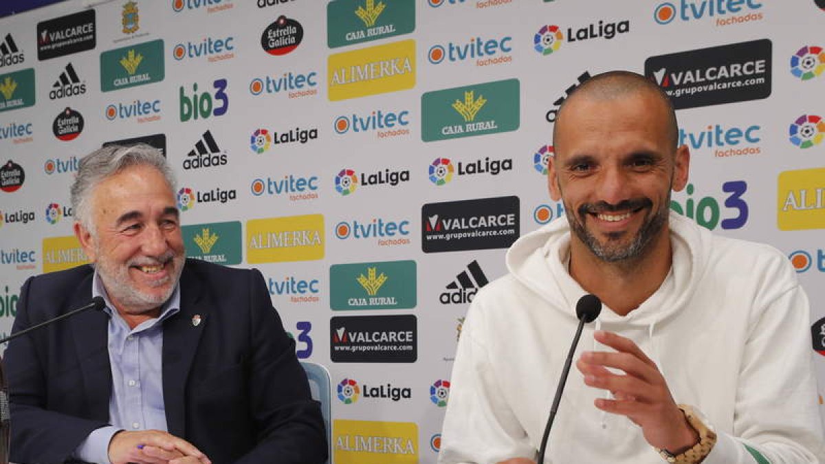 El presidente del club, José Fernández Nieto, junto a Yuri en el anuncio de su renovación. L. DE LA MATA