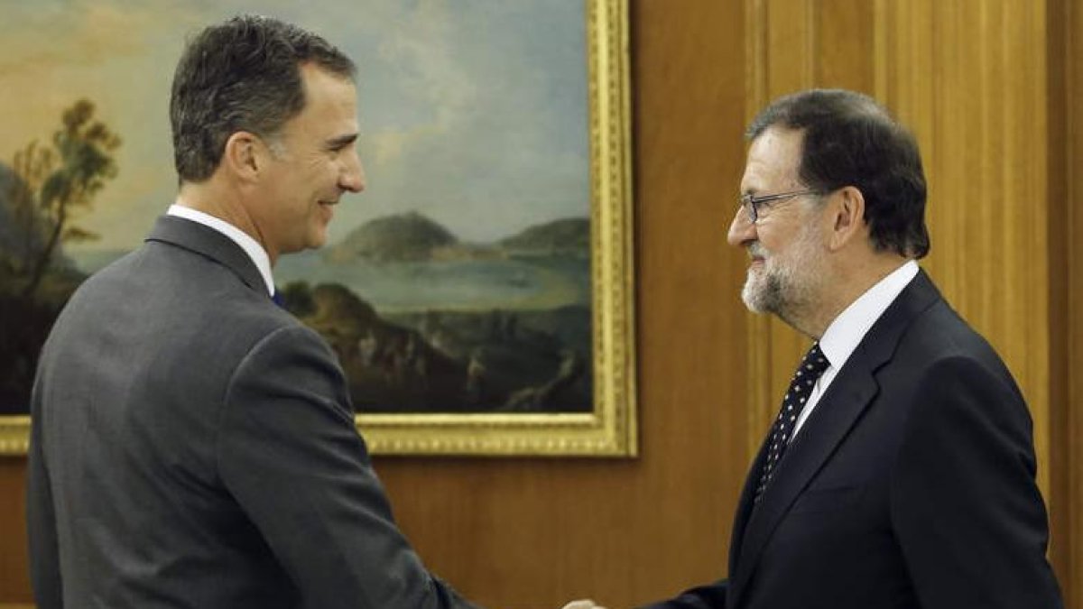 El rey se reunió ayer con el presidente del Gobierno en funciones, Mariano Rajoy.