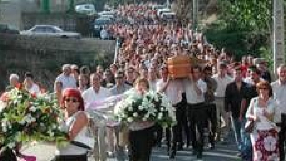 Un millar de personas acudió a despedir a la concejala en Bárcena de la Abadía