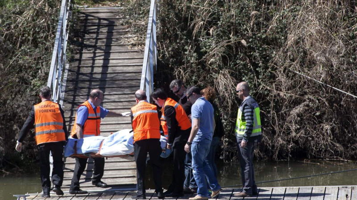 Traslado del cadáver de Lalo García, hallado por unos piragüistas en el Pisuerga.