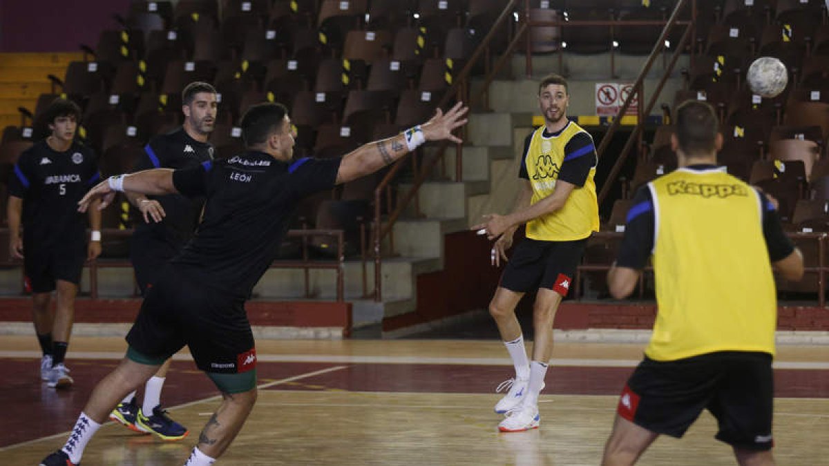 El equipo leonés no descuida su preparación para afrontar una dura pretemporada. FERNANDO OTERO