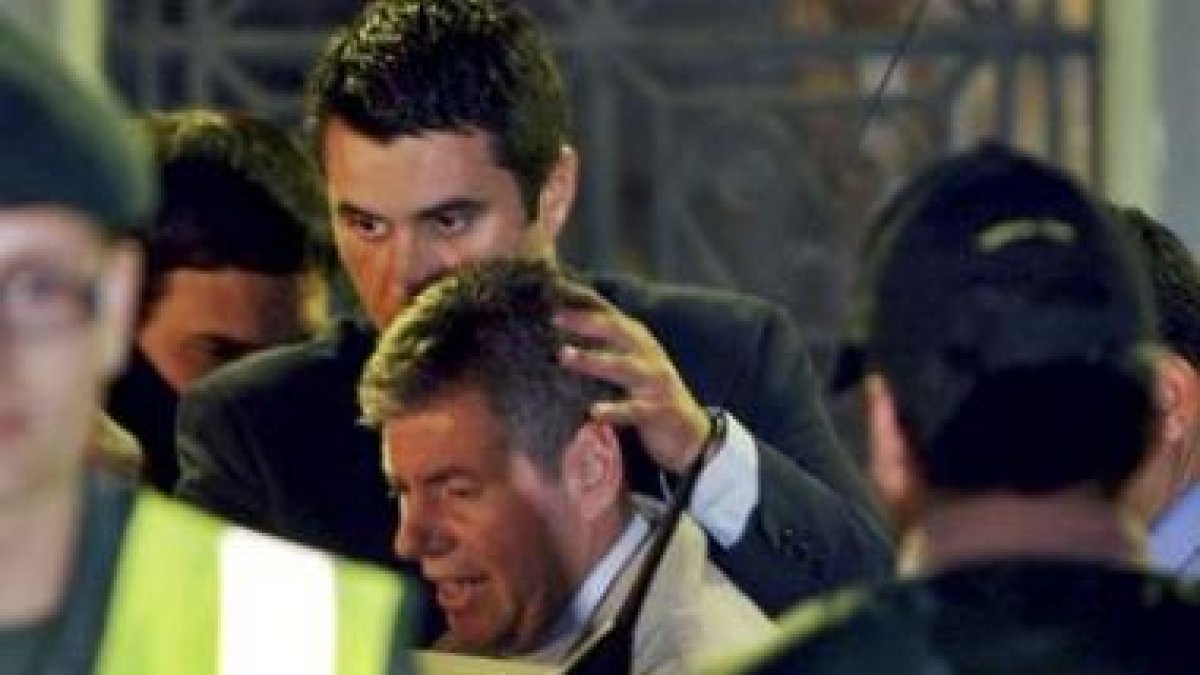 El alcalde de Santa Coloma de Gramanet, Bartomeu Muñoz, en el traslado policial.