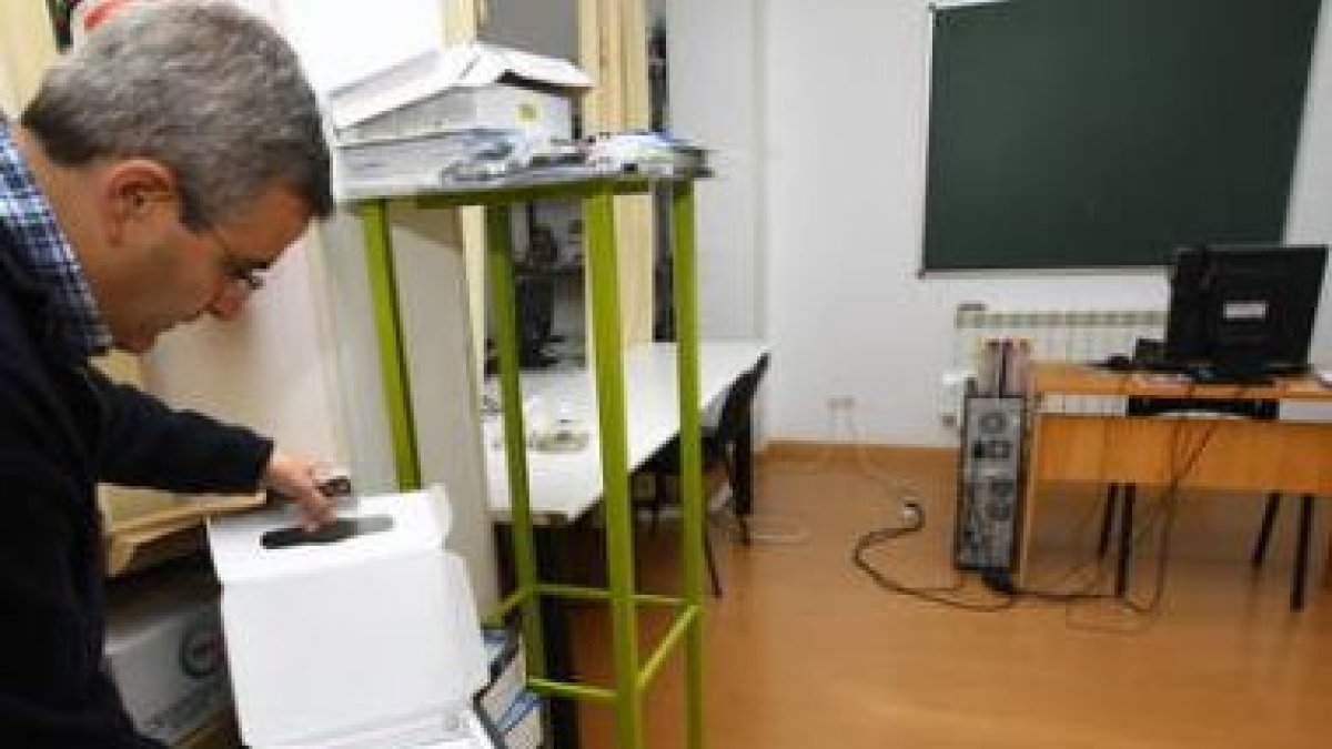 David Castañeiras, gerente de Marengo, enseña la caja de uno de los portátiles robados.