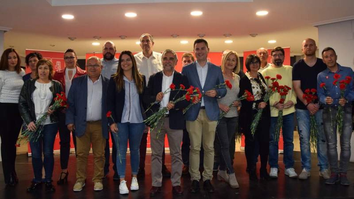 Los candidatos y el secretario general repartieron rosas al finalizar el mitin. R. PRIETO