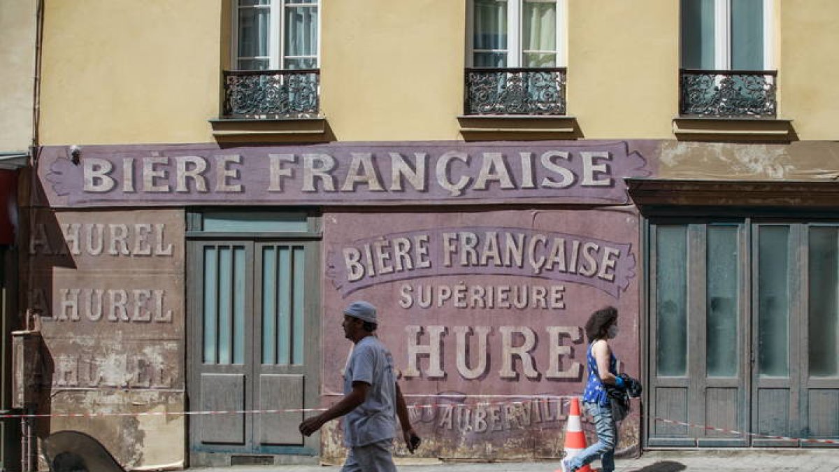 Dos franceses caminan por las calles de París. CHRISTOPHE PETIT TESSON