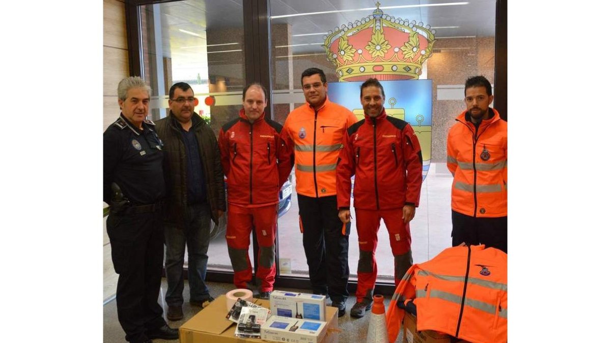 Voluntarios, Policía Local y Almuzara, en la entrega del material. DL