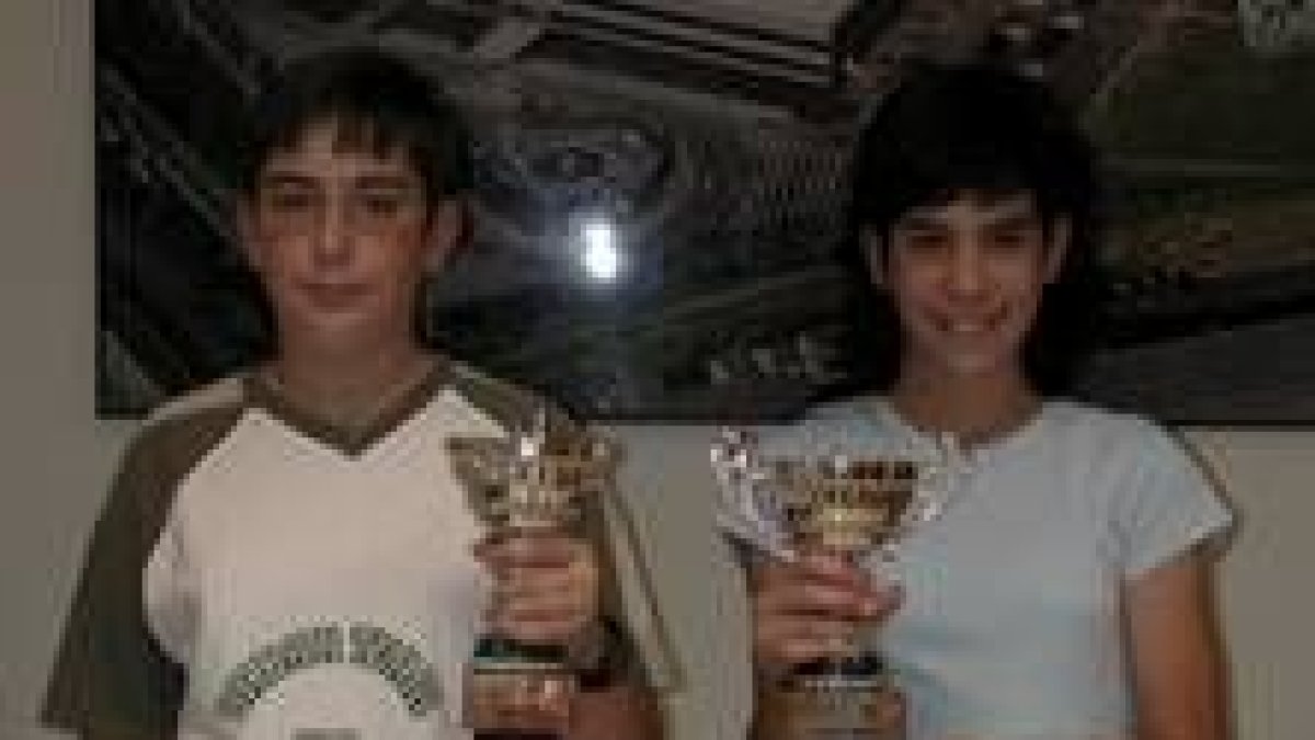 Pablo González y Marlis Álvarez posan con sus premios nacionales del concurso Canguro Matemático