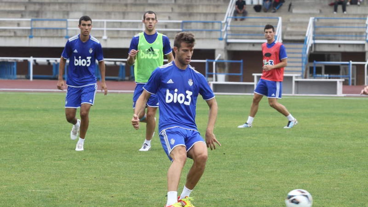 Máyor, en primer plano, y Urko Vera formarán juntos por primera vez desde el inicio en el ataque de la Deportiva.