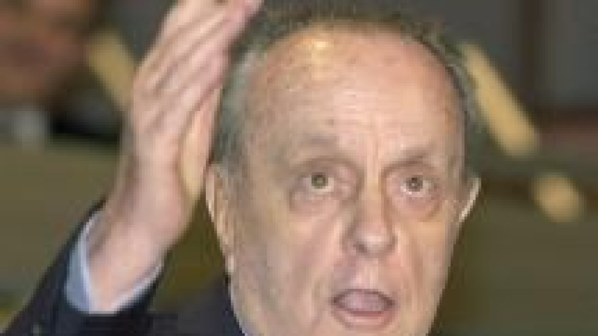 El presidente de la Xunta, Manuel Fraga, durante su intervención ayer en la convención del PP