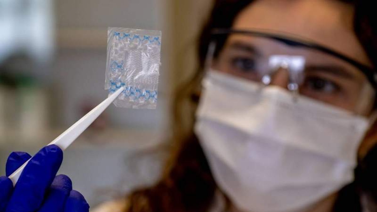 Sole Roig, investigadora del grupo NN del ICMAB-CSIC, con una muestra de una malla quirúrgica de polipropileno y nanocelulosa bacteriana. ICMAB-CSIC
